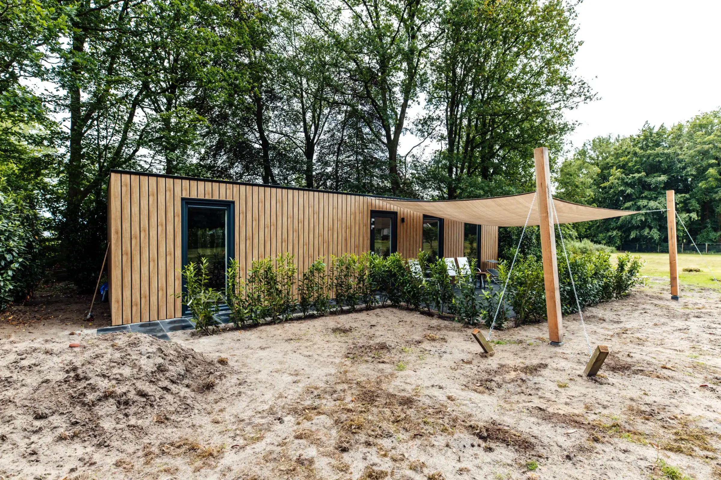 Twee OK-Units 349 van 12 meter naast elkaar in een bosrijke omgeving